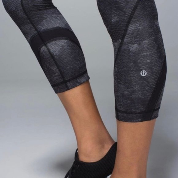 Lululemon Inspire Crop Luxtreme Snakeskin Printed Leggings 6 - Picture 5 of 12